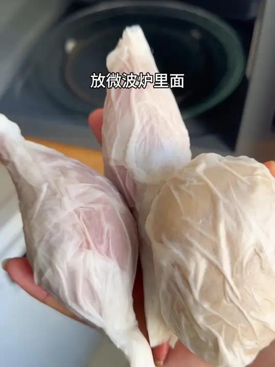 原来用微波炉烤地瓜和土豆这么好吃!用纸巾裹起来打湿,丢微波炉里,几分钟就ok,简单还方便