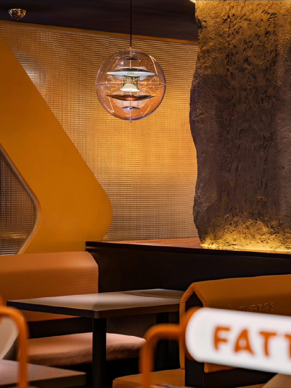 深圳餐厅设计,赖胖子肉蟹煲。plus蟹钳造型衍生出奇特的异形门头,线条流光交织成多彩的太空