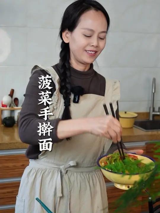 菠菜手擀面 鲜嫩菠菜汁揉进手工擀制的面条,筋道爽滑,满口都是浓郁麦香与清新菠菜味,香迷糊啦