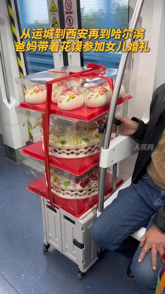 带着花馍参加女儿婚礼！3层花馍里藏着爸爸妈妈“永远为你有空” 的爱父母的爱山西花馍（人民网