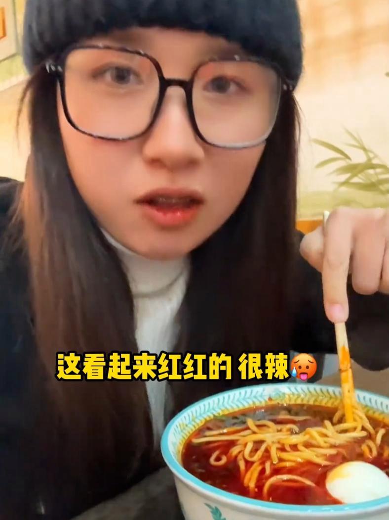 台湾女生环游中国,来兰州后才发现,兰州没有拉面,黄河水一点也不黄!兰州兰州 兰州牛肉面 台