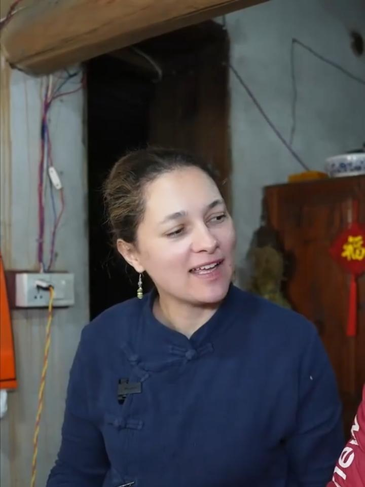猪头肉煮熟，剔成小块，蘸上小黄椒酱，别提多解馋外国媳妇在中国