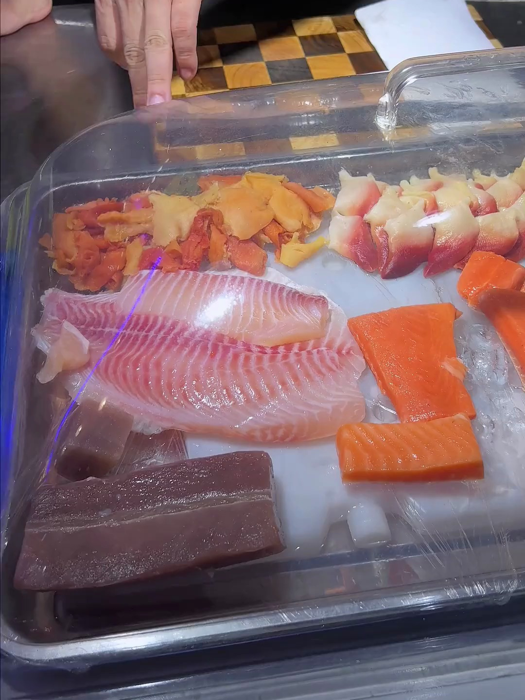 街头的现切三文鱼刺身拼盘,颜值和新鲜度不输各种高端日料店