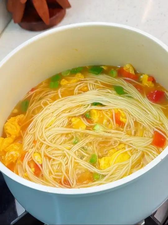 幼儿园小朋友的晚餐早餐午餐都是爱吃鸡蛋面,怎么都吃不够