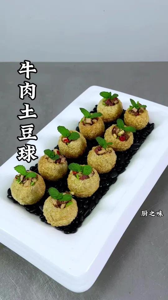这样做的土豆球可以装蔬菜沙拉,水果沙拉或者是各种菜品,制作简单方便,一口一个又有造型。又有