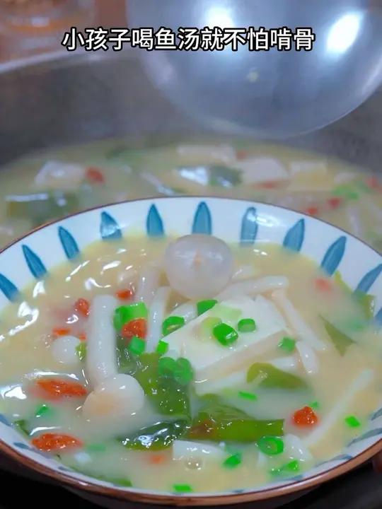 用鲫鱼来滚汤特别鲜甜 奶白鲫鱼汤