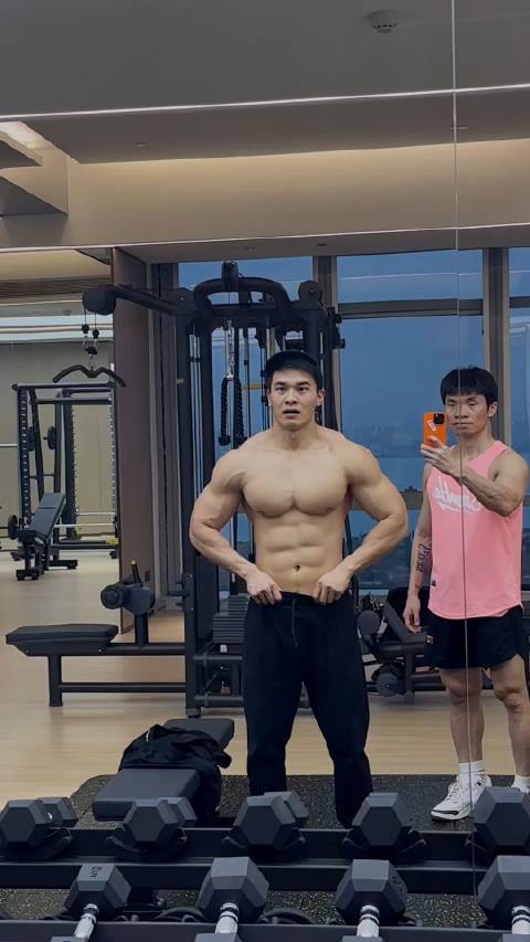 这胸肌腹肌也太帅了吧 微博户外运动节