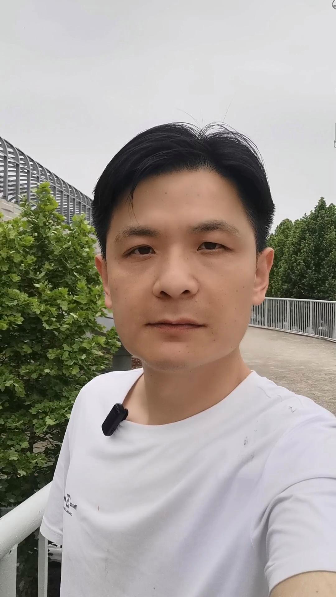 每天很晚睡,天亮必须早起,不管身体多疲惫,压力必须藏起,生活很累,却无路可退,这就是成年人