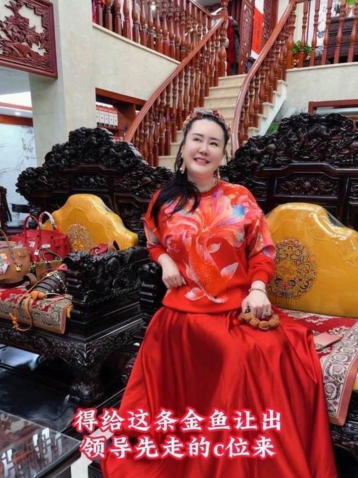 我是时装色彩搭配设计师，这身鲤鱼跳龙门的衣服咋样？
