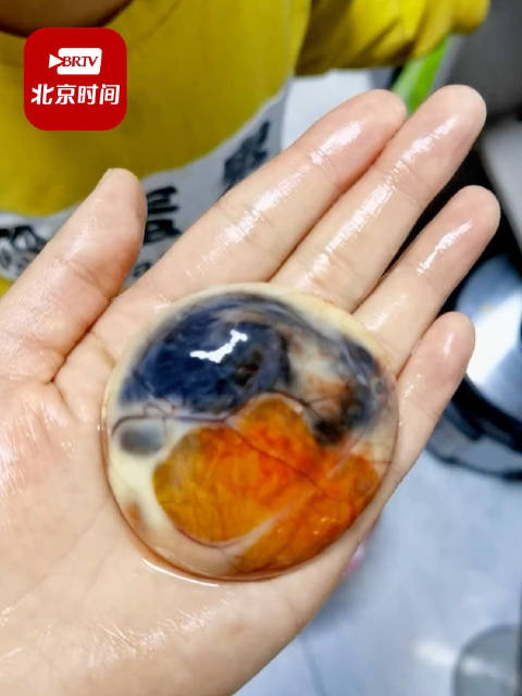 「鸡蛋中现即将孵化成形的小鸡 妈妈借机给宝宝上生物课」妈妈借鸡蛋孵化小鸡给宝宝上生物课 1