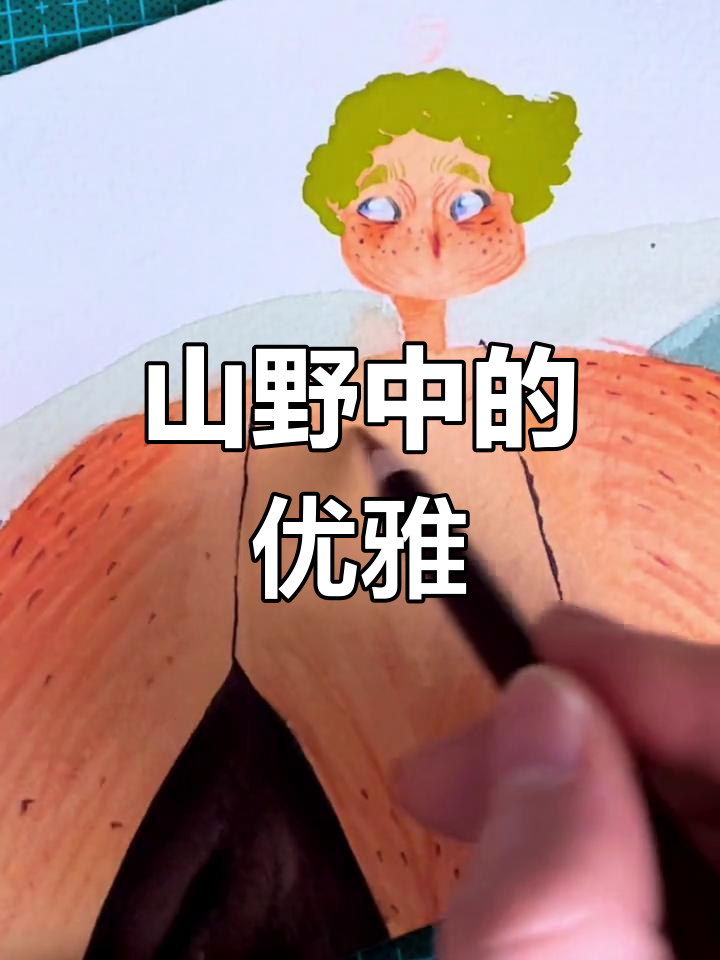 女孩背靠山峦,吊带裙展现优雅气质
