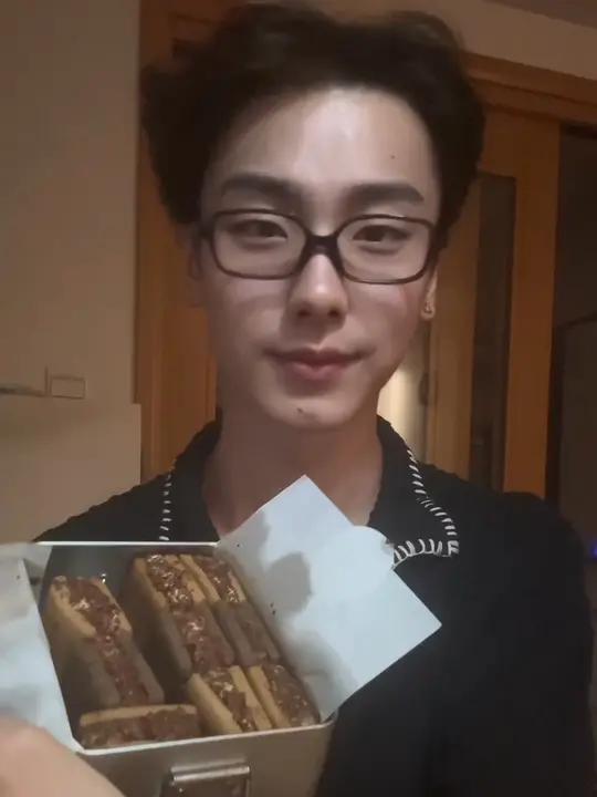 今天捞点啥呢?今天去打篮球已经好久好久没打球了,以后可能会打得多一点,然后吃个这个应该是马