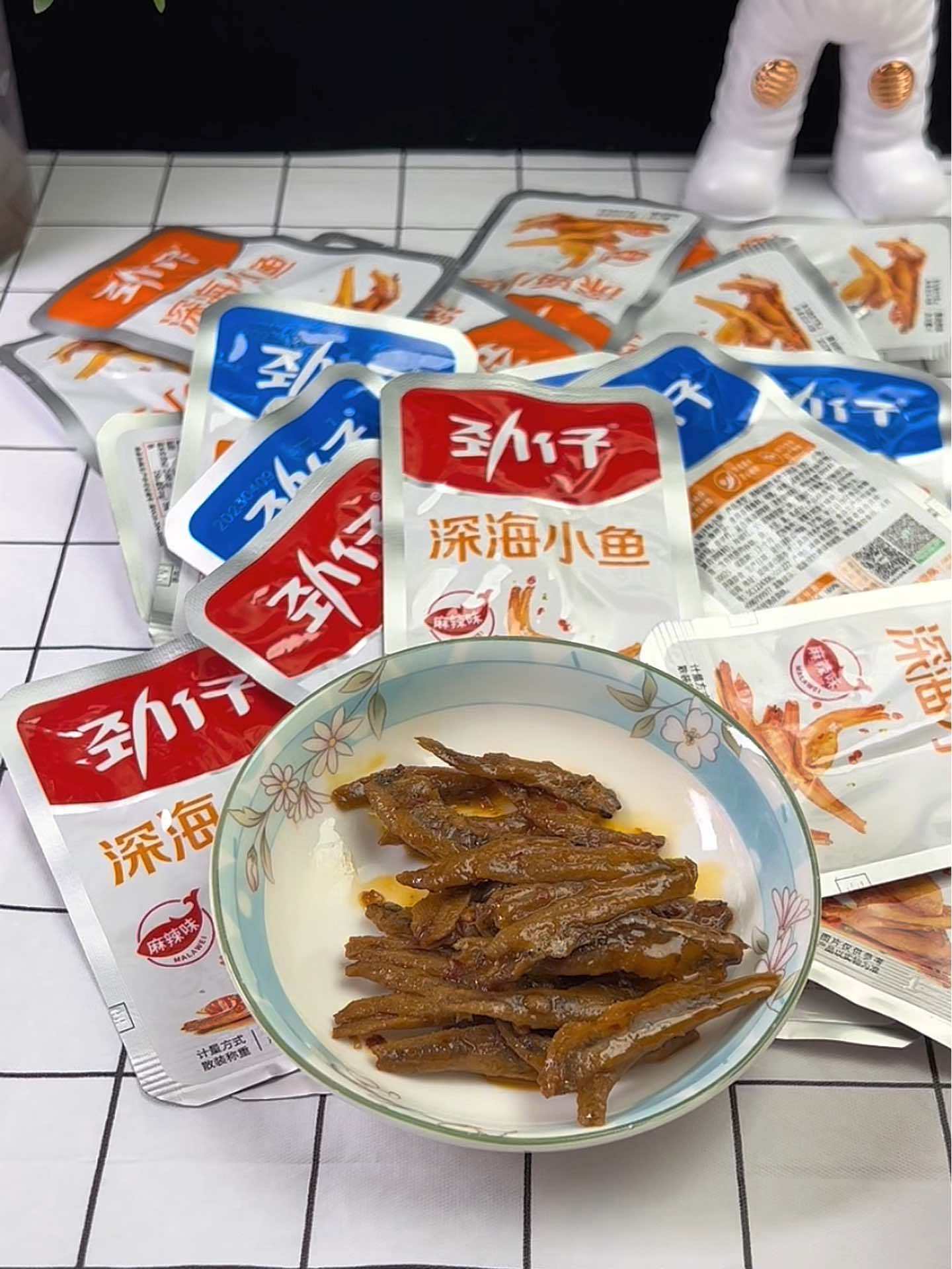 解馋零食小鱼仔,香香辣辣的,一口一个超赞 劲仔小鱼 小鱼干 零食推荐 吃货 追剧小零食