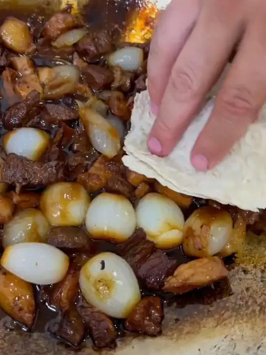 来湖边做一个肉肉吃 简单的食材往往只需要简单的烹饪 农村美食 出门逛春天