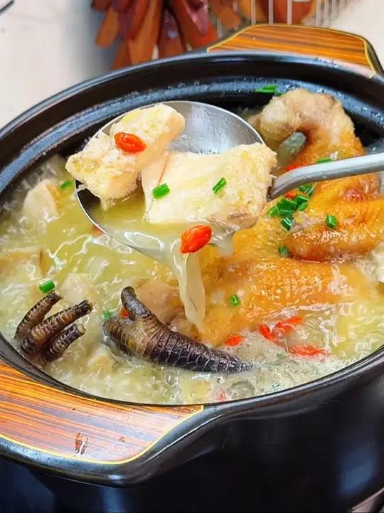 用榴莲壳炖鸡,真是鸡汤的神仙吃法 就这个味 不吃榴莲的人都能喝几碗 榴莲壳软软糯糯