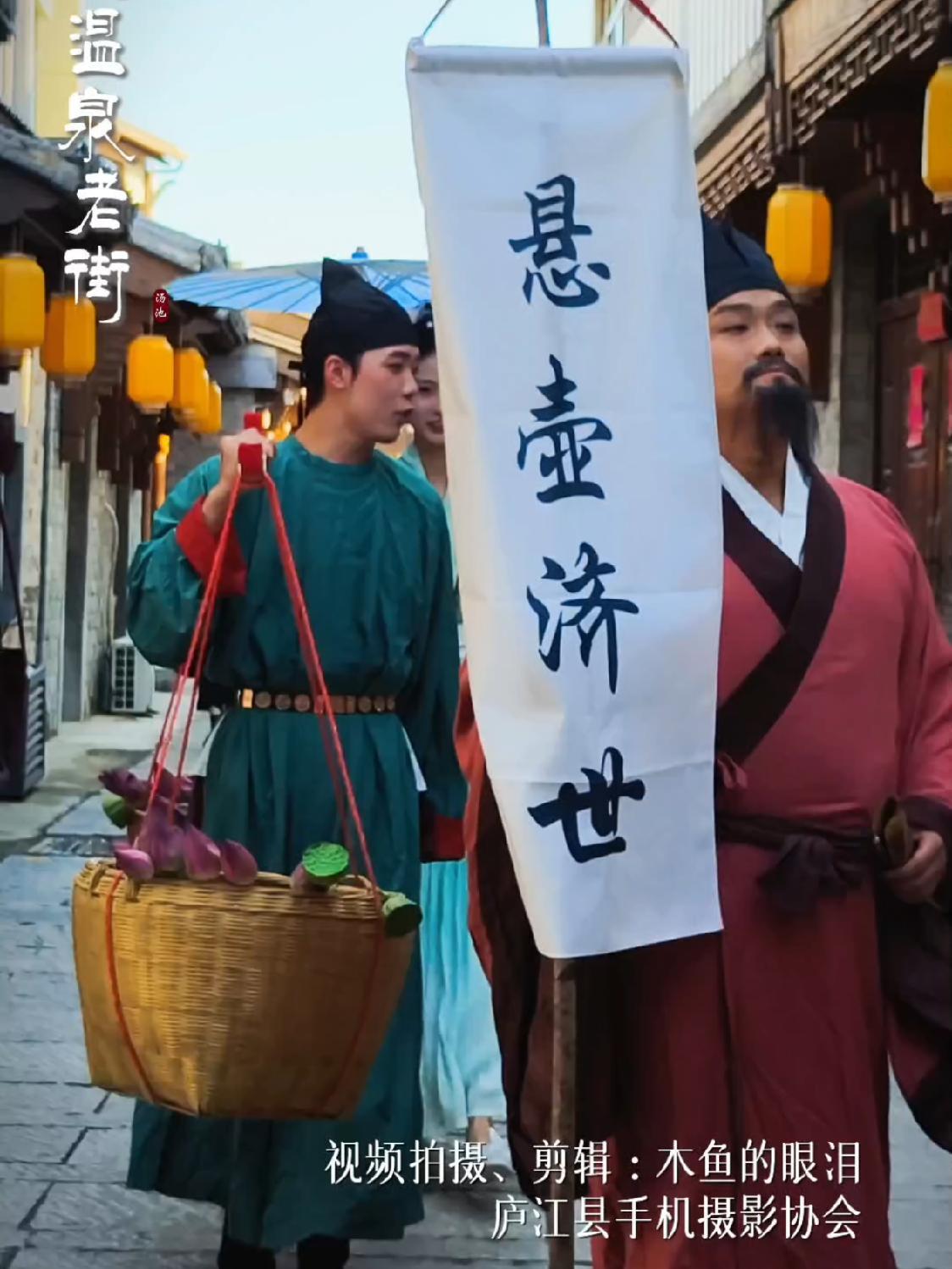 时光会从沙漏里流泻而逝,细滑的岁月如流沙般,一点点将尘事淹没,这里的人事和风景清澈坦然,一