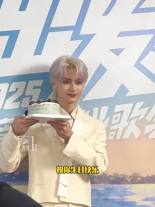 超开心的端着蛋糕过生日啦