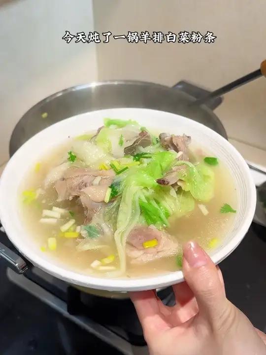 天冷了炖上一锅羊肉白菜炖粉条,喝上一碗浑身暖和和的特别舒服,有肉有菜一锅出也特别简单