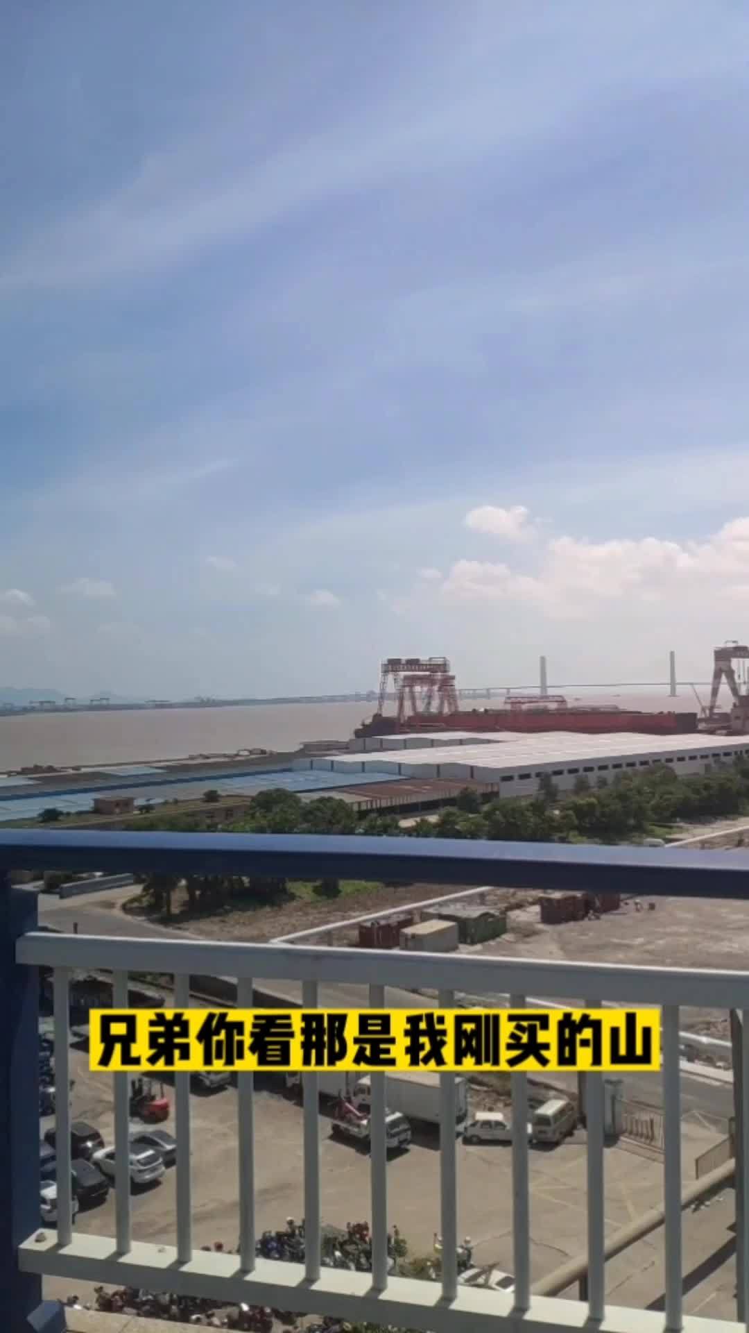 一切美好只是昨日沉醉 淡淡苦涩才是今天滋味 想想明天又是日晒风吹 带你去看海 最美的风景在