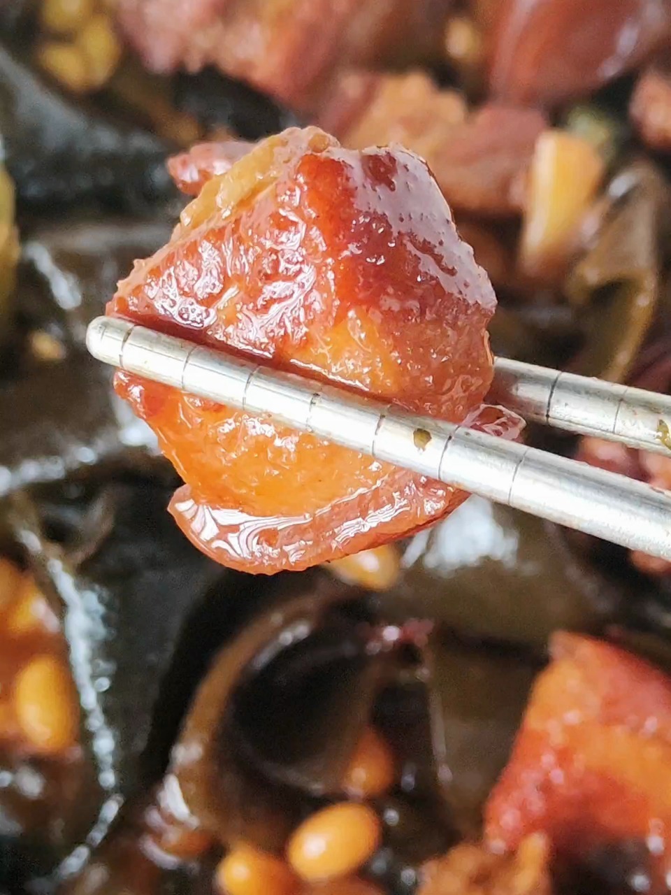 百吃不厌的餐桌保留菜-黄豆海带烧肉