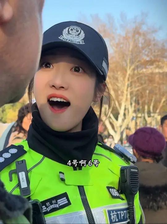 有游客向兔子警官询问外地牌照车辆在哪些区域限行,兔子警官担心答复有误,便第一时间打电话核实