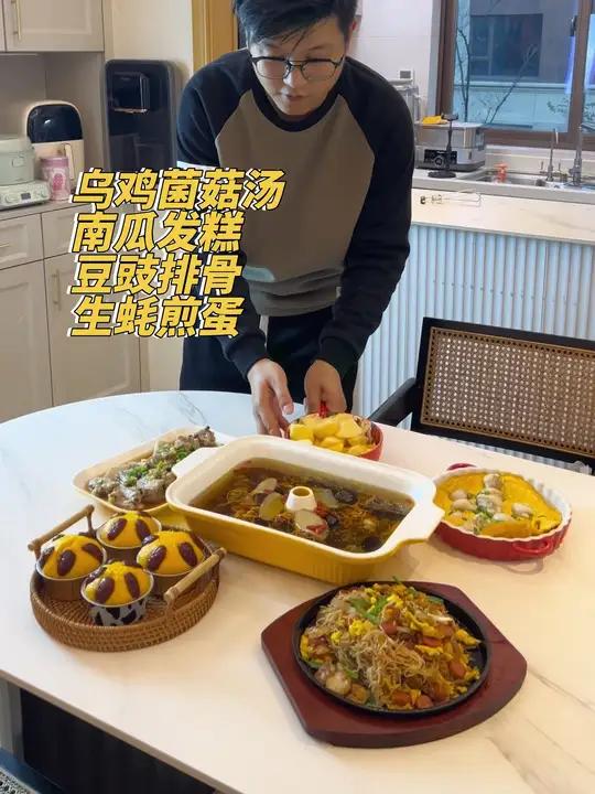 每天不重样给老婆孩子做早餐 冬天来一锅暖暖的乌鸡汤太舒服了,香软多汁的豆豉排骨,一口就脱骨