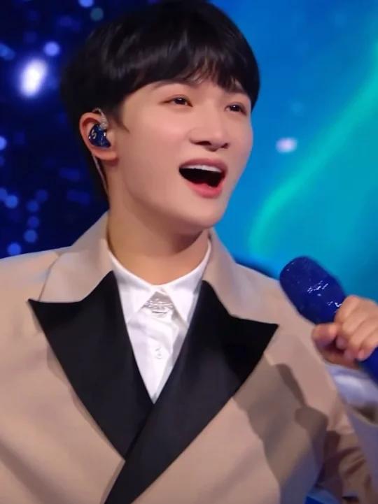 周深 星鱼舞台直拍 高音音唱到太空了