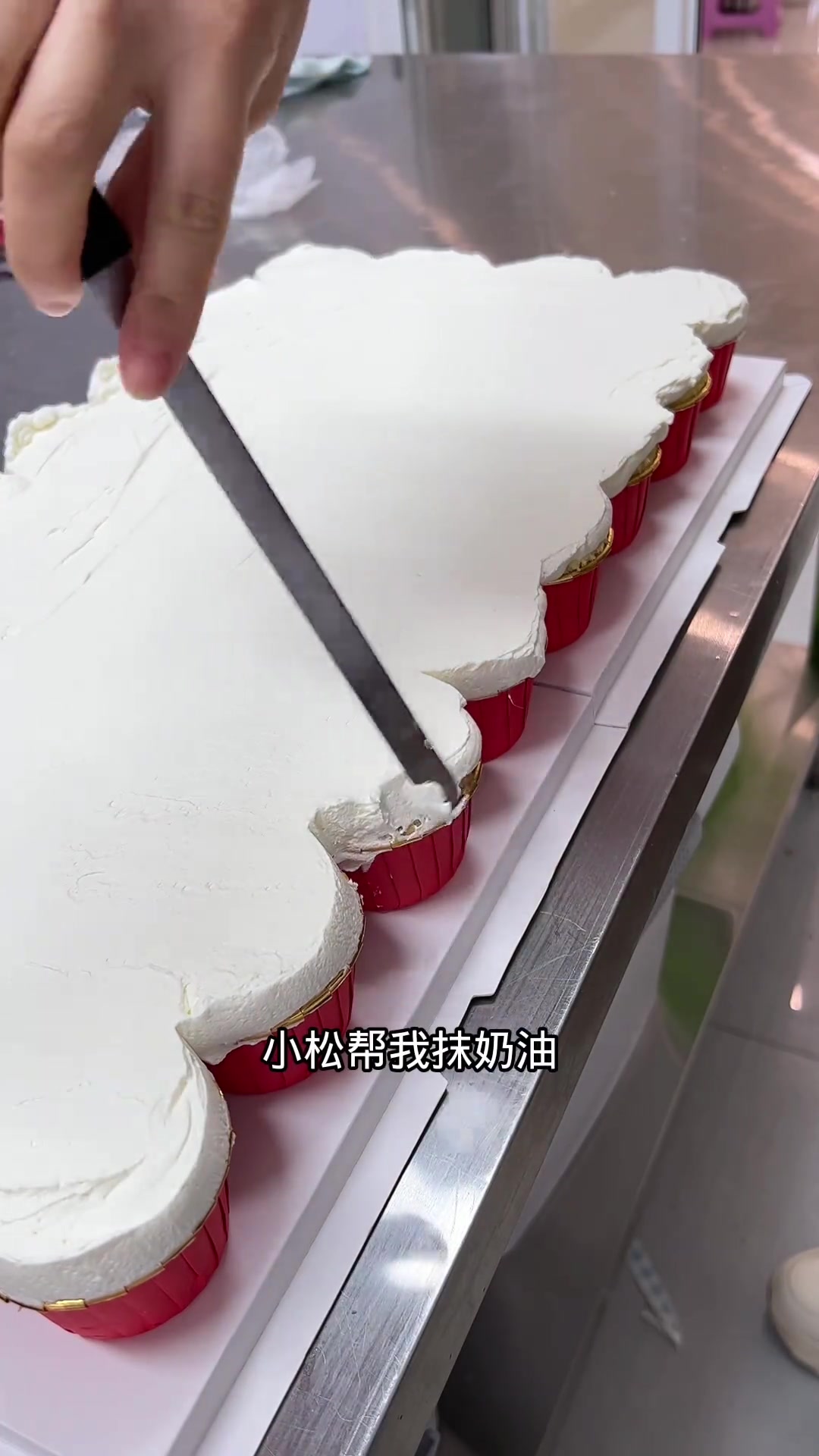 拼接蛋糕盒,做30多个纸杯蛋糕和同学老师一起分享