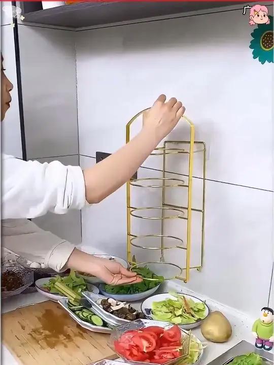 厨房最大的坑就是,没有设计成自己喜欢的类型!只需要在厨房加个小架子,空间立马变大了很多,做