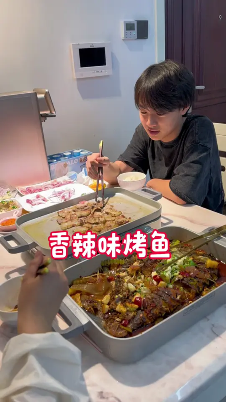 小妹从苏州过来了,在家做了一份烤鱼
