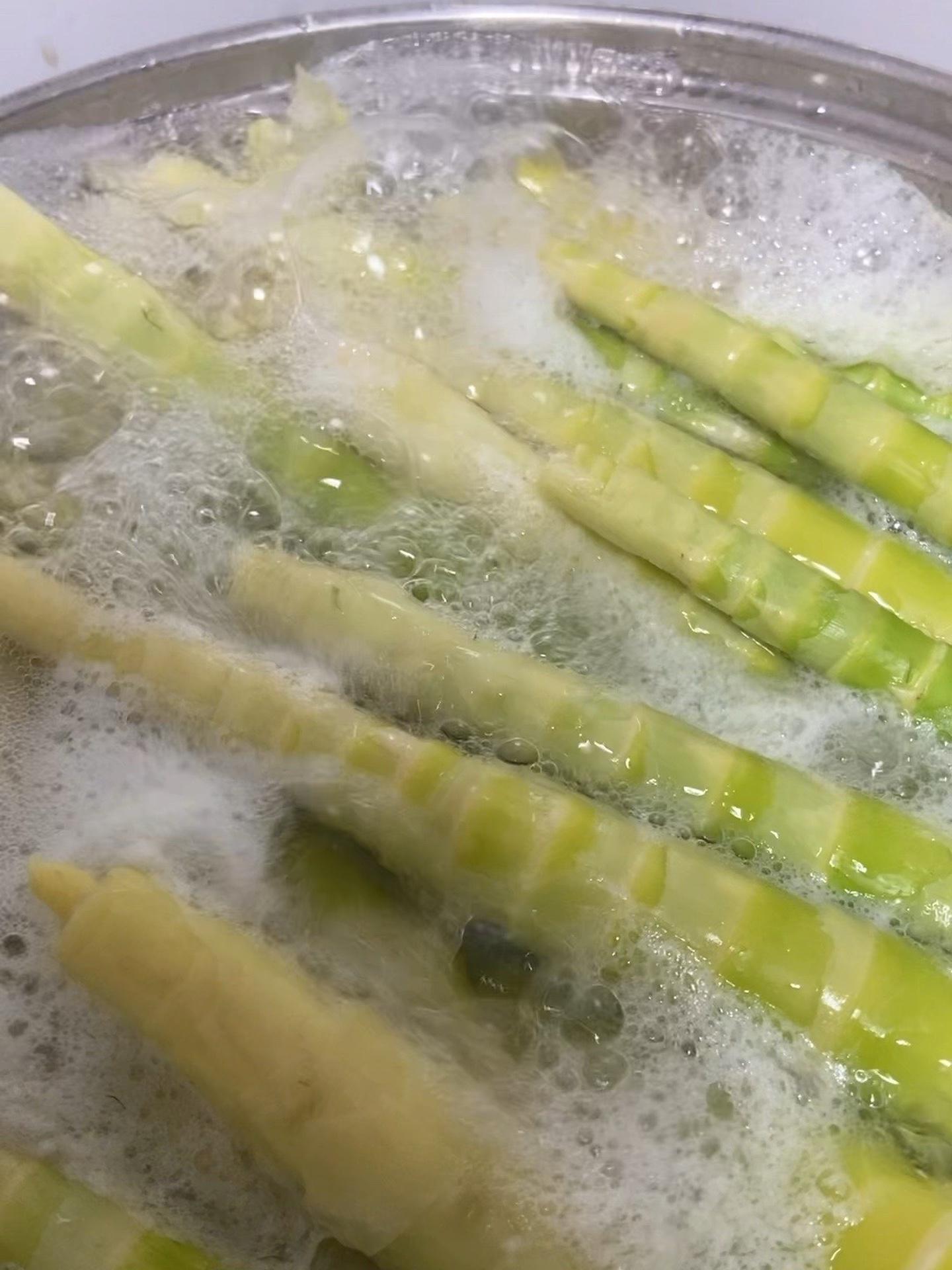 其实我也不知道怎么吃,听朋友们说焯水炒肉是这样吗?新鲜竹笋 大自然的馈赠 舌尖美味