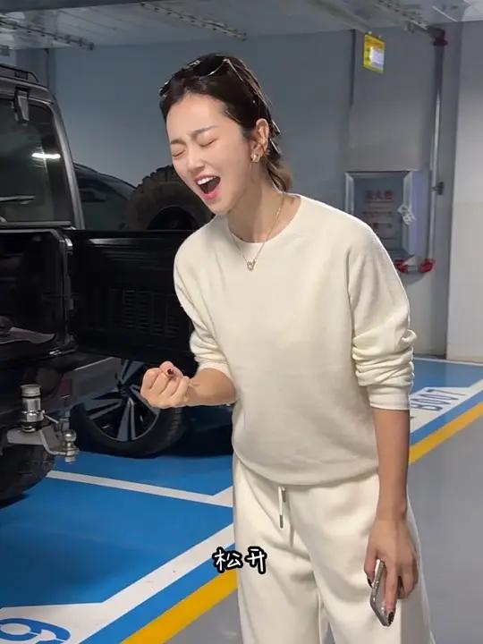 飞鸟爱上鱼,一个翱翔天际,一个潜游海底,隔着山海和潮汐,相遇是奇迹,相守是难题……