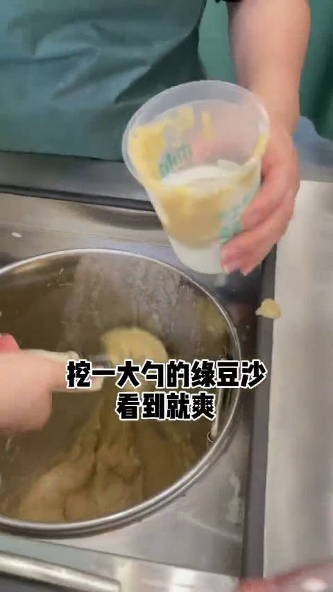 「成都的夏天离不开绿豆沙」成都的天气越来越热,一大勺手工冰镇绿豆沙简直解暑,看到就心情愉悦