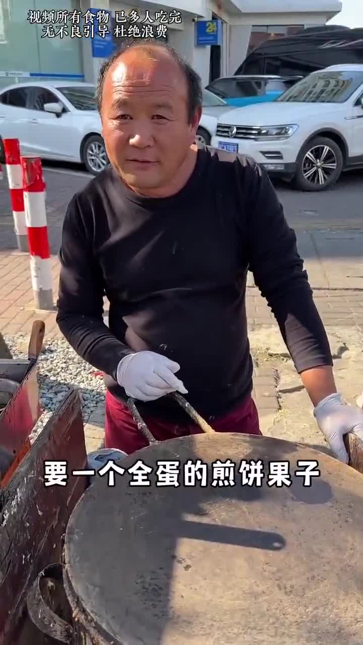 挑战15个蛋的煎饼果子,大叔问加什么都说可以