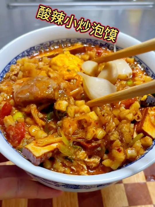 不用来我们陕西，就可以吃到正宗的牛羊肉泡馍，酸辣味的小炒泡馍，太好吃了