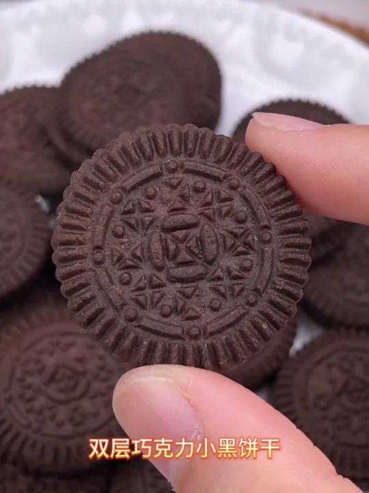 奶香浓郁的巧克力夹心小黑饼干太好吃啦