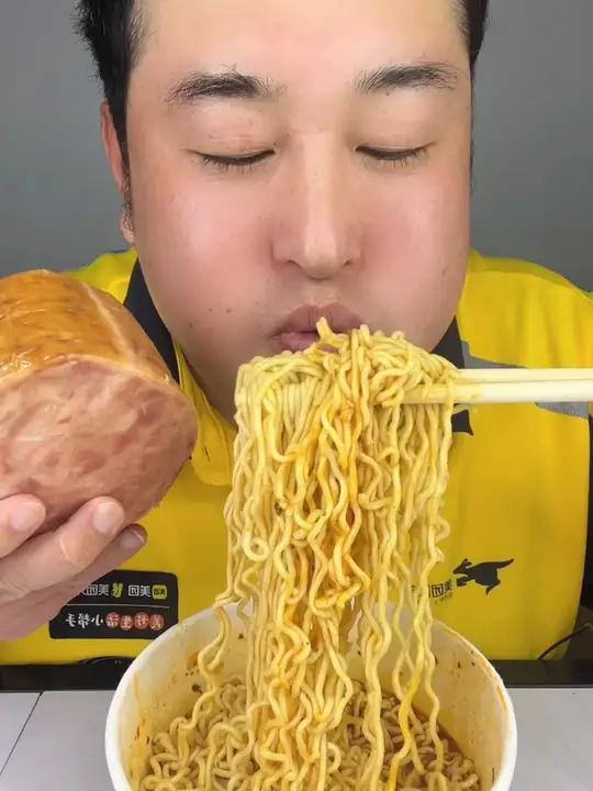 酸辣牛肉泡面,肉焖子肠