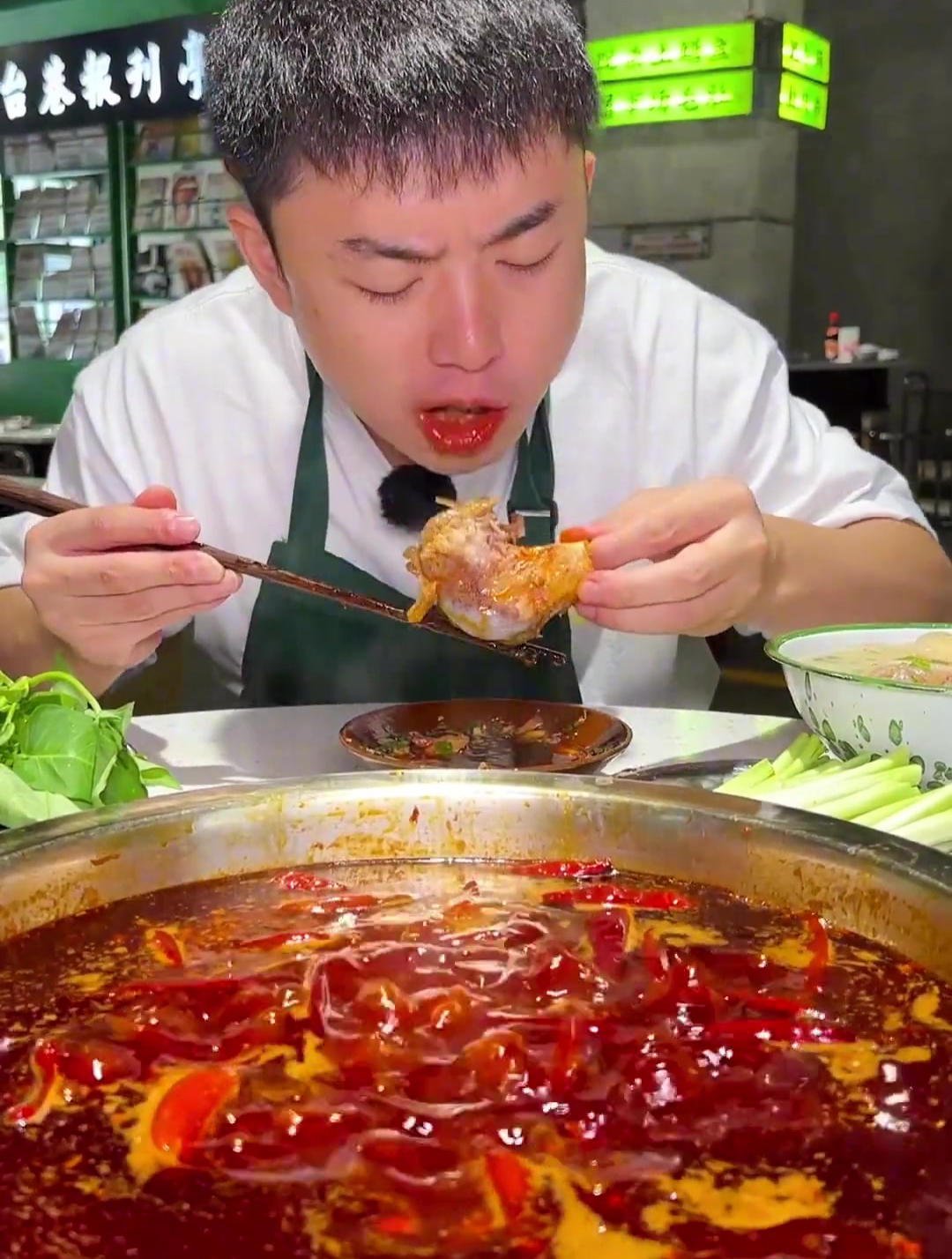体验超耙耙牛肉和巨香棒子骨,万万没想到火锅里面还能涮头猪!