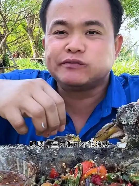 剁椒凉拌紫豆角湄公河炭烤胖头鱼香米饭团 泰国主播吃美食视频泰国有哪些神奇美食泰国大叔内容启