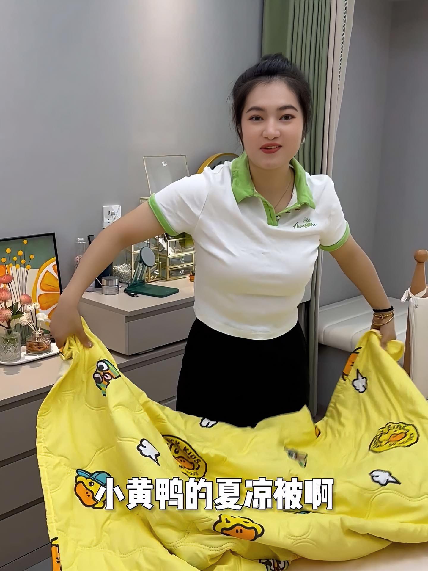 面料柔软舒适,水洗棉的,洗了不变形,大人孩子都可以盖 夏凉被