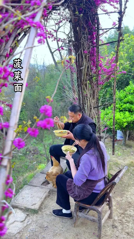 菠菜面好看又好吃,农村美食做法还简单