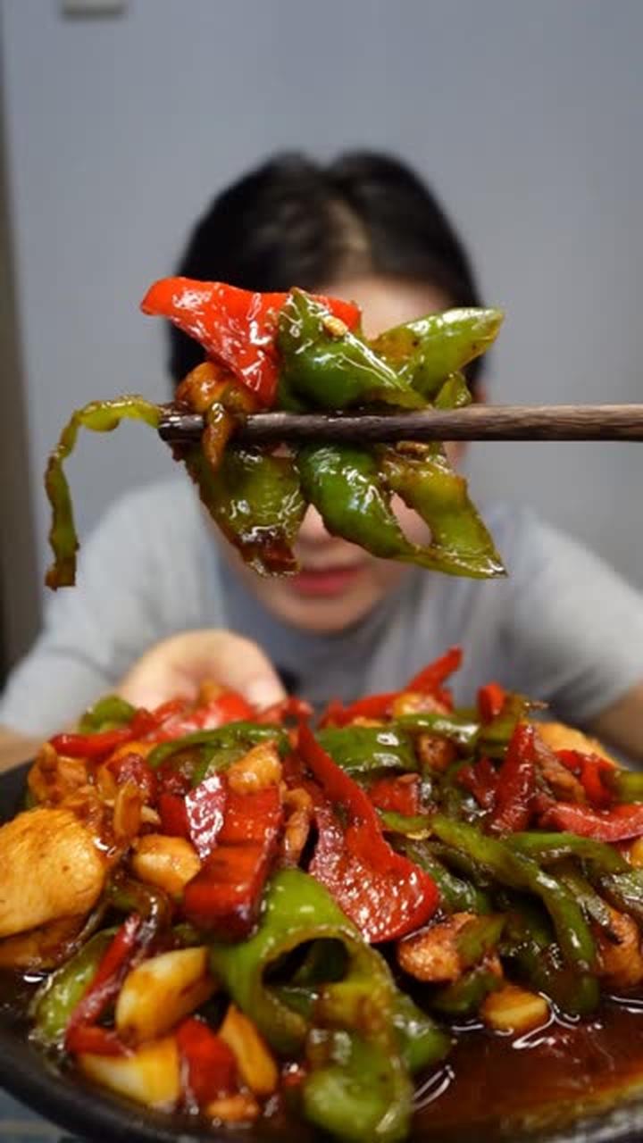 辣椒炒鸡肉盖浇饭来啦！巨香