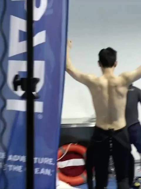 李现的肌肉线条好好看啊