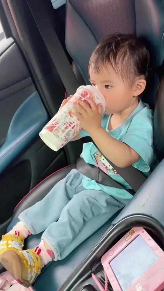 逮到一个偷喝妈妈奶茶的小姑娘 #人类幼崽 #人类幼崽迷惑行为大赏 #自媒体创业 #流量 #