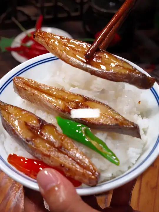 金鲳鱼干刺少肉多,味道干香,下饭神器,更重要的经济实惠 家常菜 美食分享 地方特色美食 海