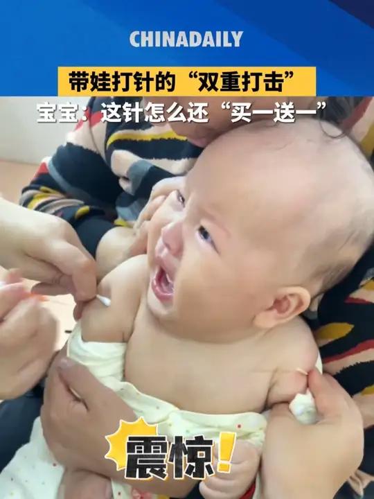 宝宝打针,扎完一针还有一针,小脸上露出了不可置信的表情。网友:不好意思,让我先笑一会儿