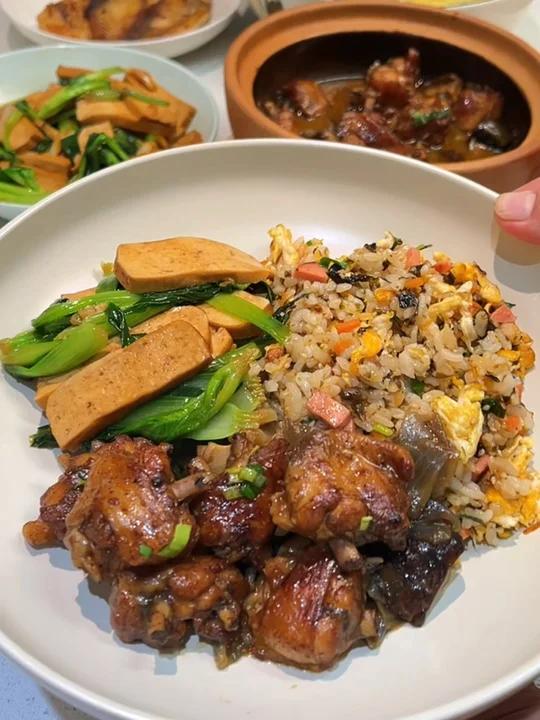 初中生的爱心晚餐:紫菜蛋炒饭、香菇鸡翅煲、青菜炒豆干、鱼排、裙带菜虾滑汤
