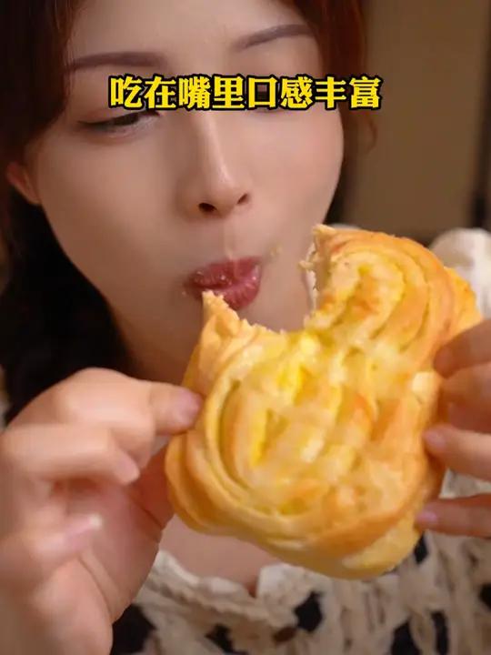 小时候小卖部就可以买到的椰蓉面包,现在不仅分量升级了而且还很便宜,用料真的很丰富,吃起来也