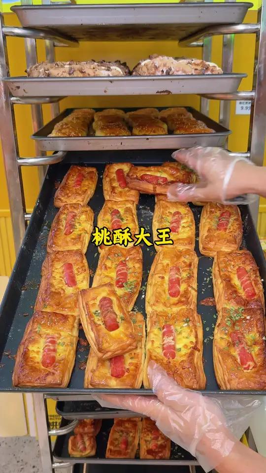 桃酥大王9.9烘焙鲜工厂 都江堰五桂桥这个烘焙工厂,全场9.9太划算了,各种蛋糕面包,来的