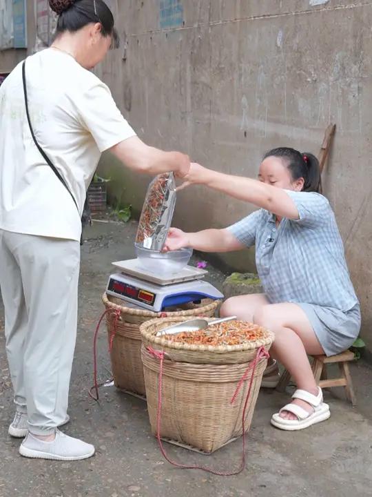 这是咱们湖南人从小吃到大的家乡美食,鱼虾干,酥香美味,下酒下饭 湖南特产 农村美食 小鱼小